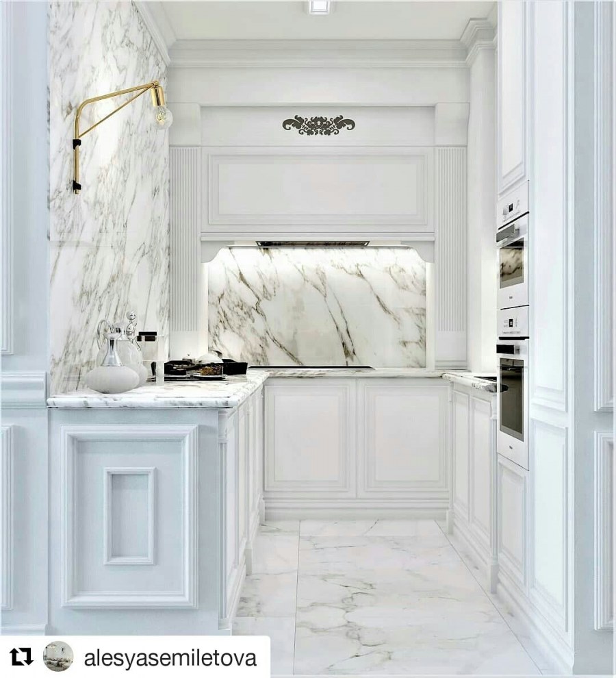 Бежевая кухня с мраморным фартуком