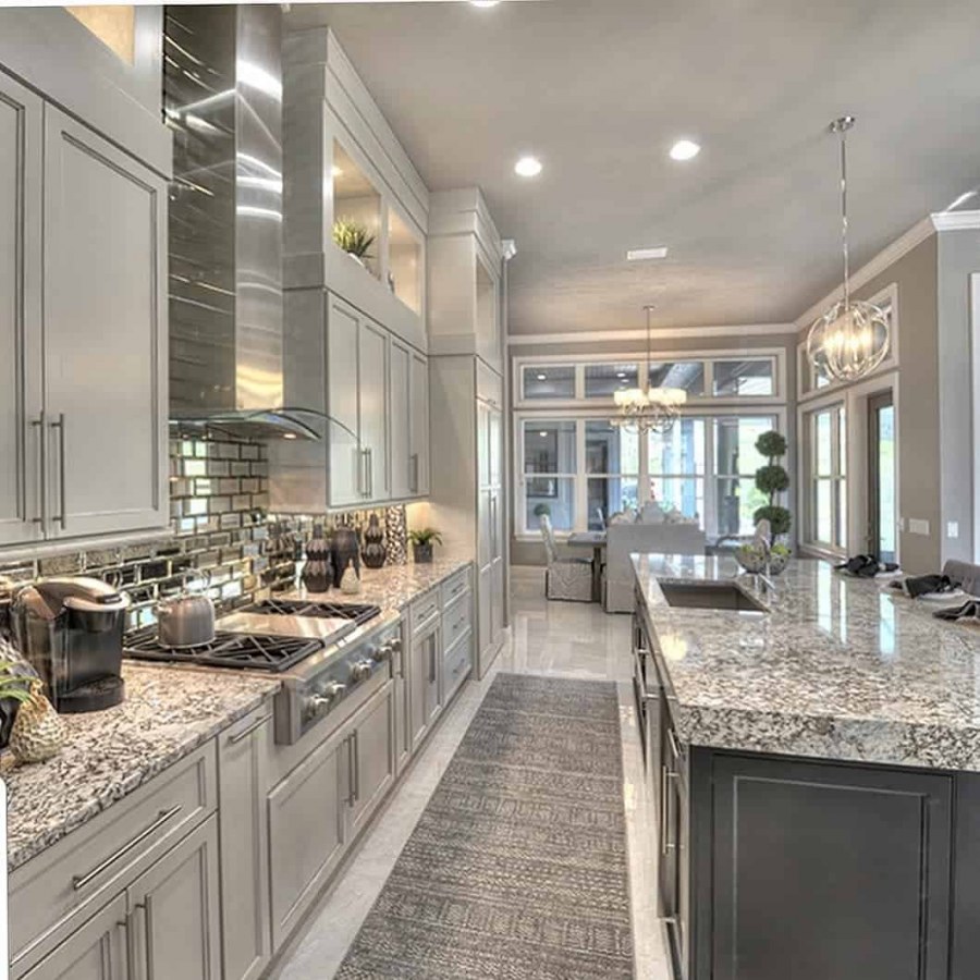 Мраморный пол на кухне