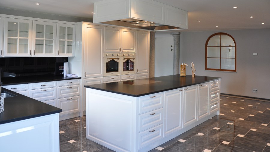 Мраморный пол на кухне