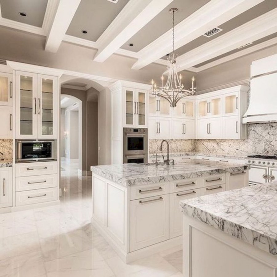 Интерьер кухни с мраморным полом