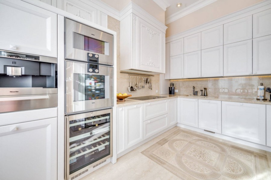 Белая кухня в классическом американском стиле