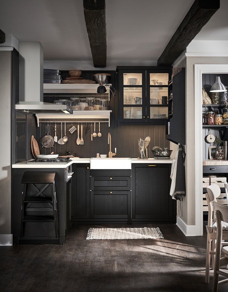 Черная кухня икеа Лерхюттан