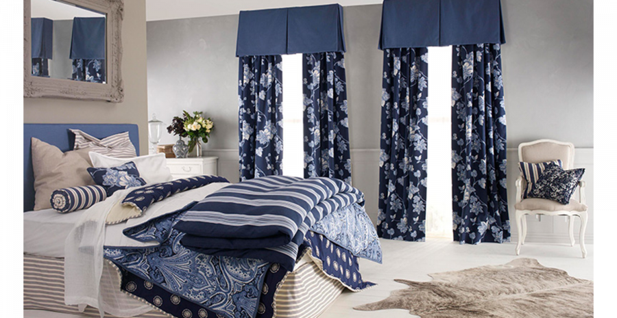 Синие шторы в спальне