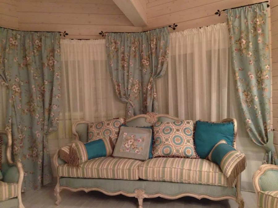 Шторы и подушки в одном стиле