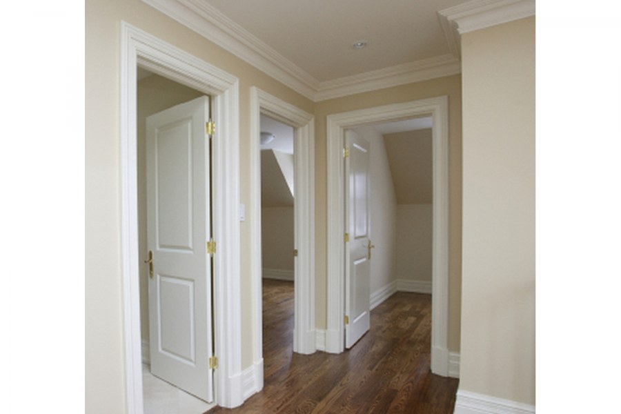 Белые наличники на двери