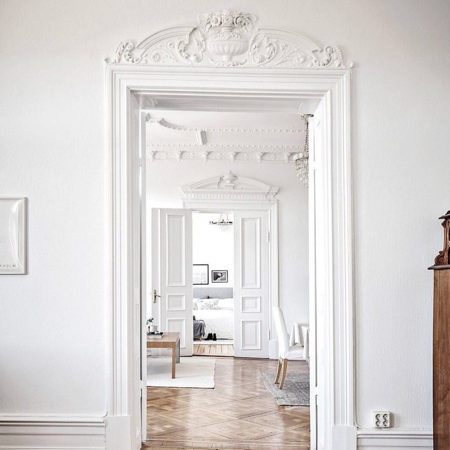 Двери с лепниной