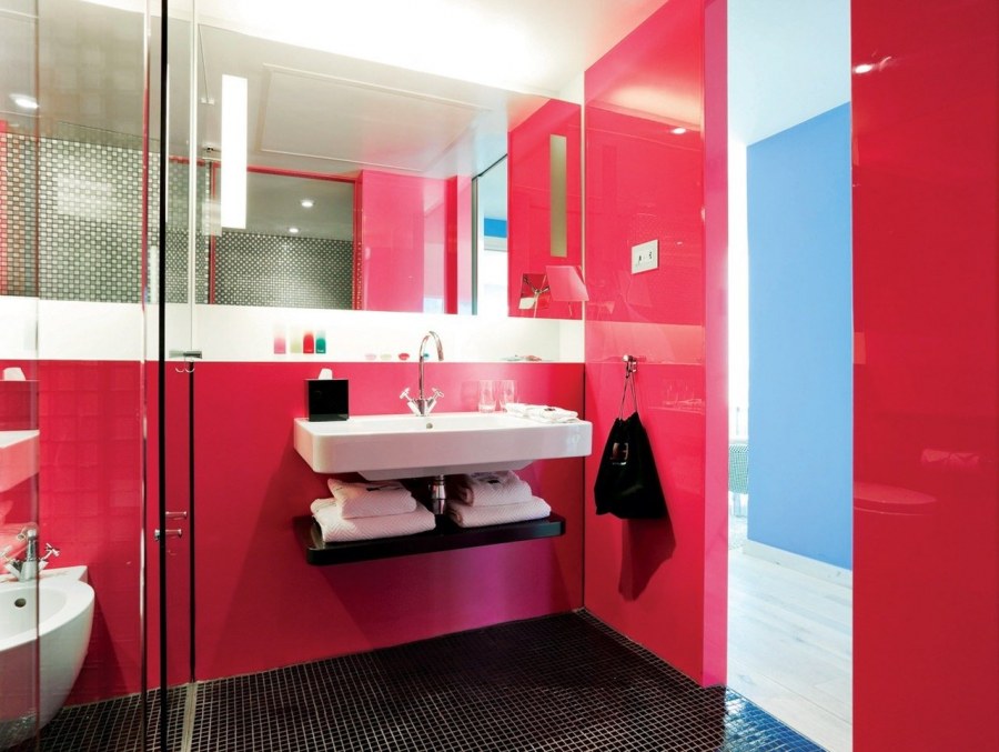 Красно синяя ванная комната