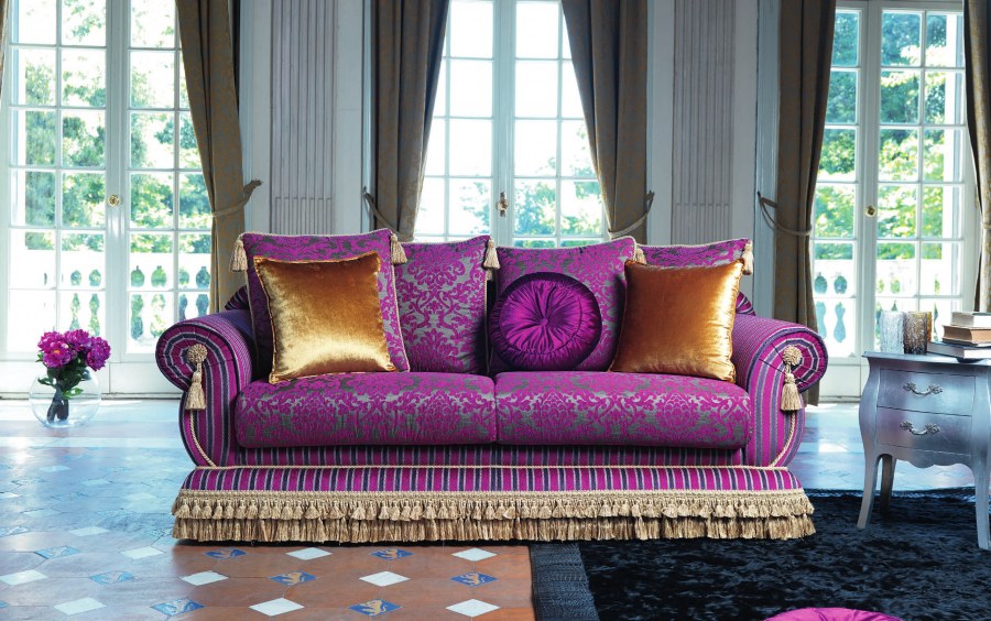 Фиолетовый диван классика