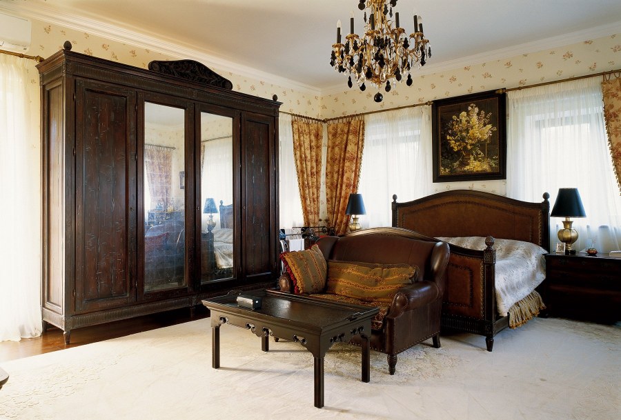 Спальня в английском стиле с темной мебелью