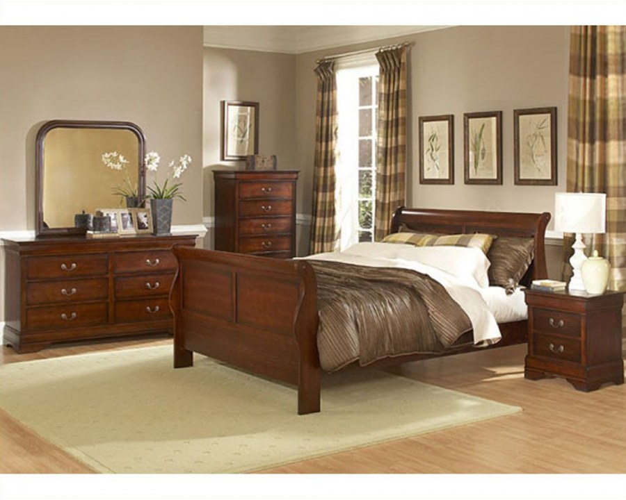 Спальня с коричневой мебелью