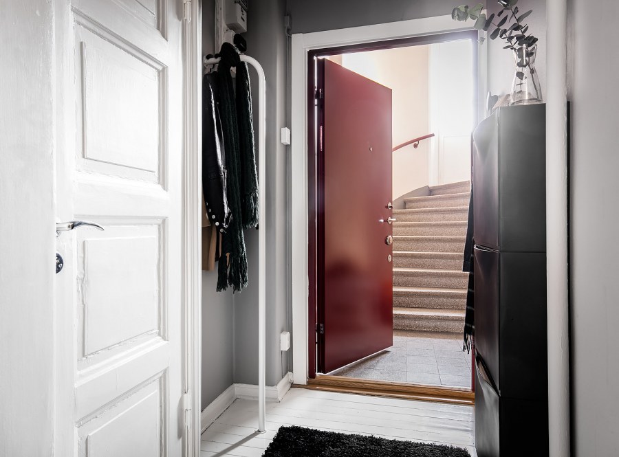 Прихожая дверь