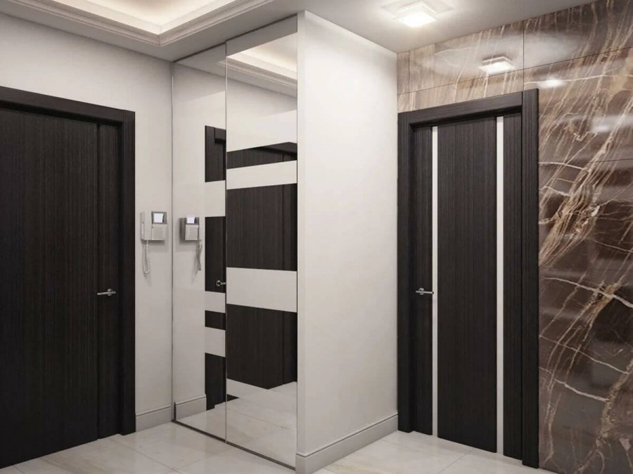 Двери в коридоре