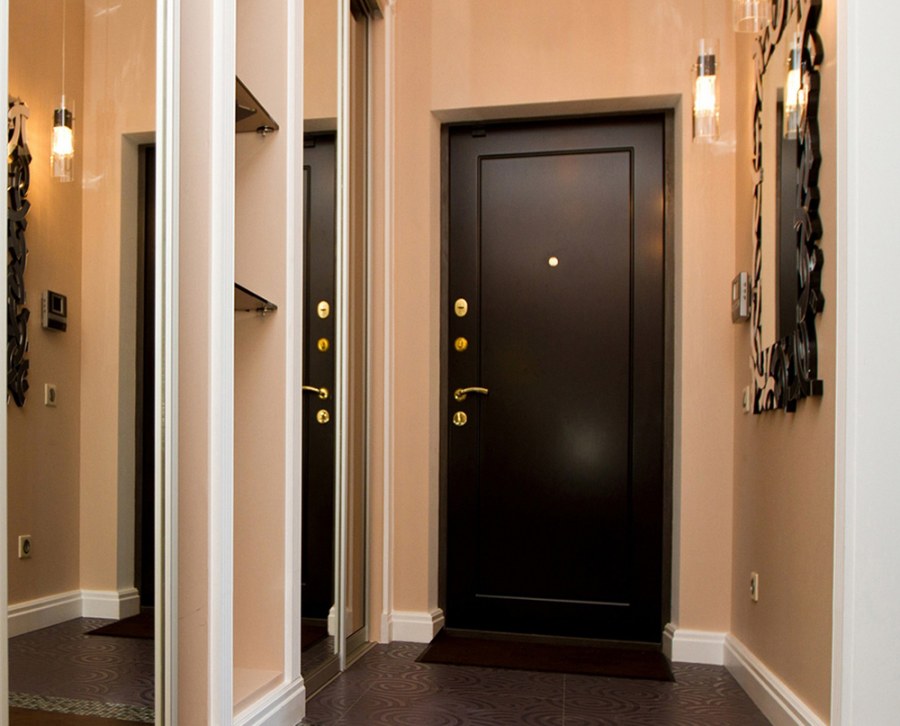 Двери в коридоре