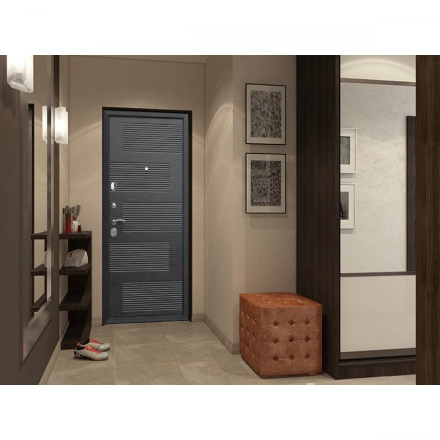 Входная дверь в коридоре