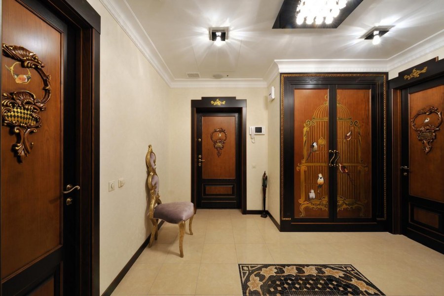 Бежевые двери в интерьере