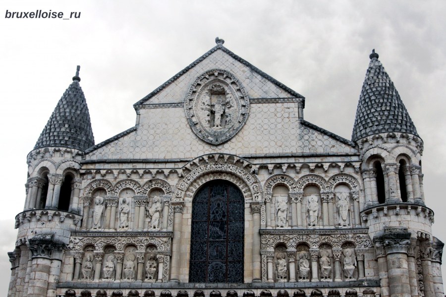 Фасад Нотр дам де ля Гранд в Пуатье