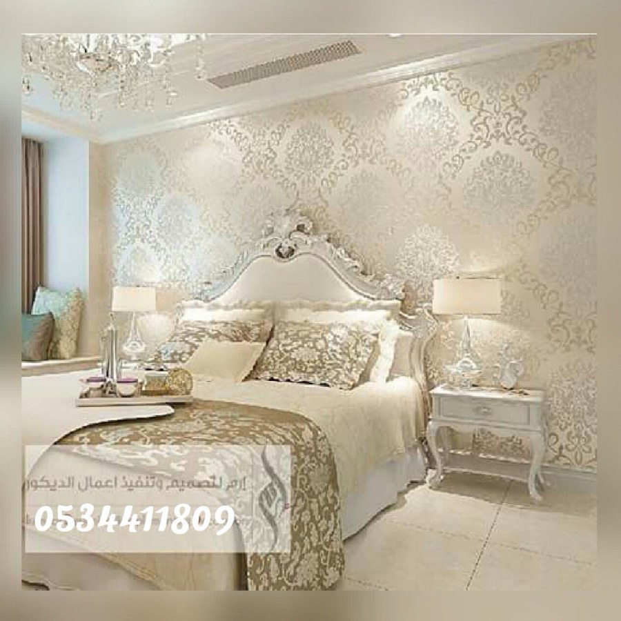 Светлая спальня с золотом