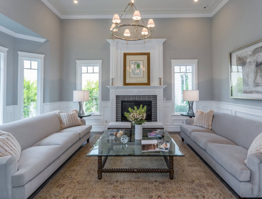 Гостиная в светлых тонах с камином