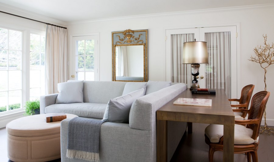 Обеденный стол за диваном