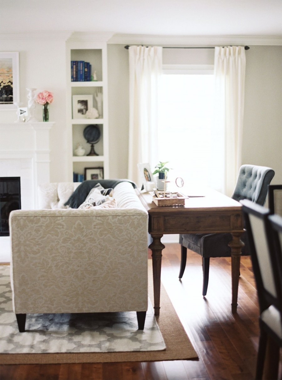 Обеденный стол за диваном