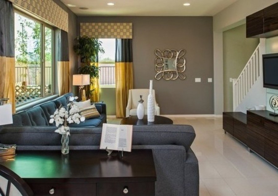 Окно за диваном в гостиной