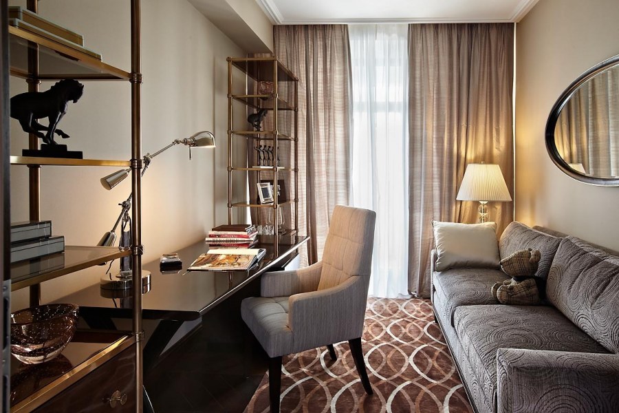 Интерьер узкая гостиная с рабочим местом