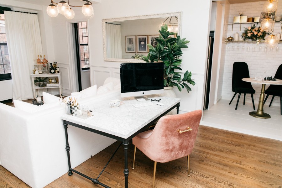 Стол за спинкой дивана