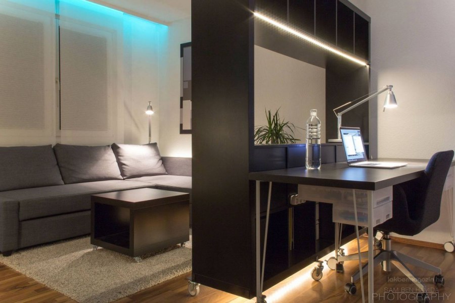 Компьютерный стол с перегородкой для зонирования