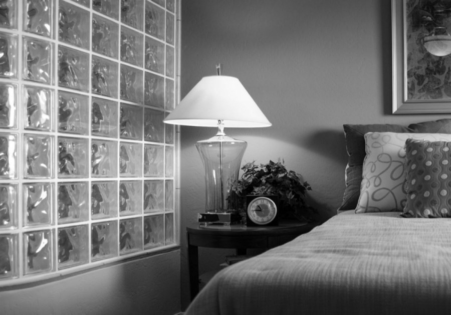 Стенка из стеклоблоков в интерьере