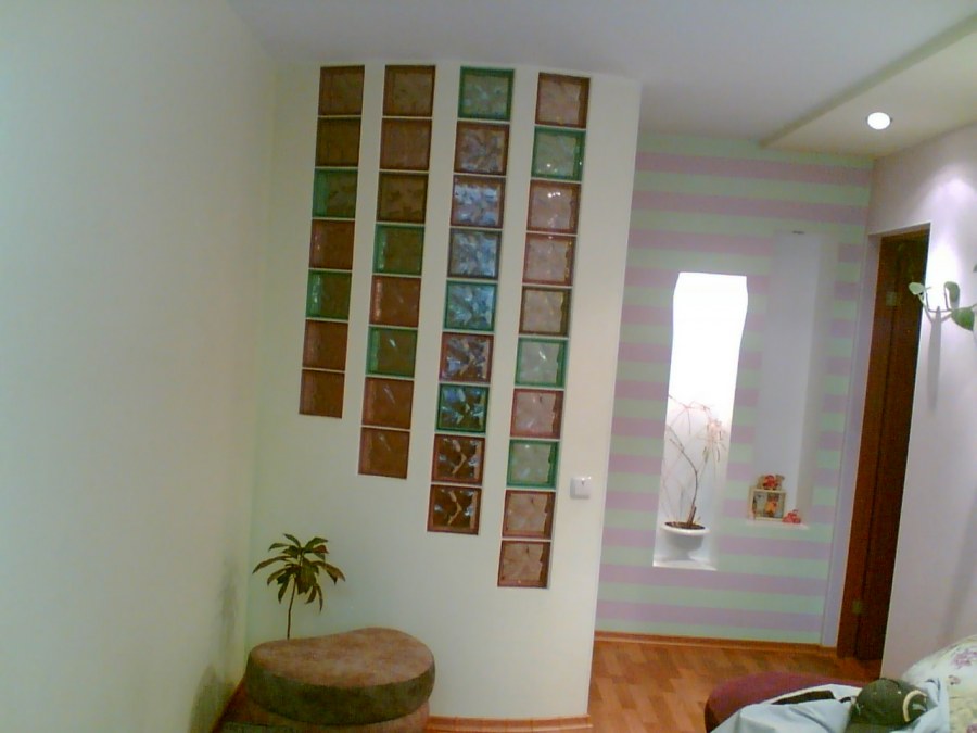 Стена из стеклоблоков в спальне