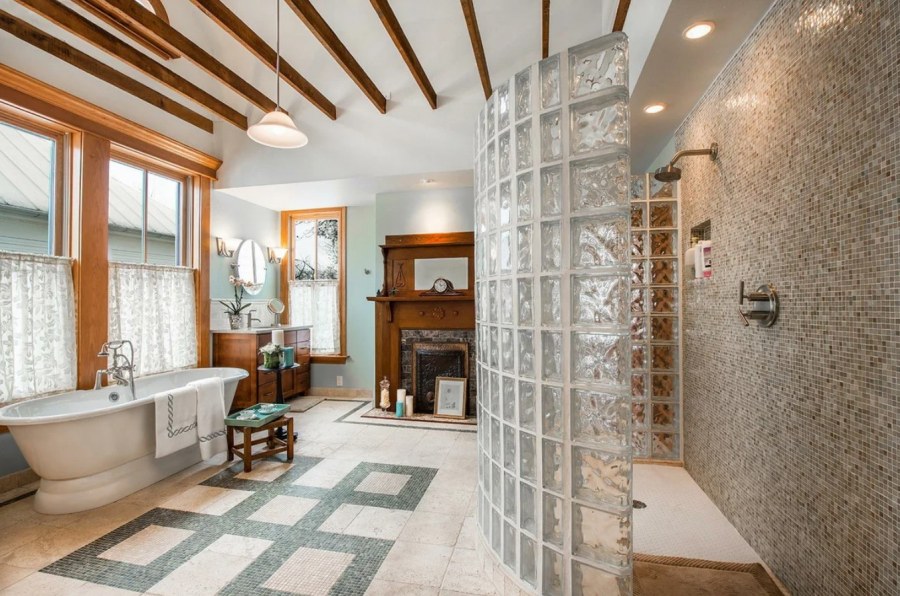 Стена из стеклоблоков в интерьере