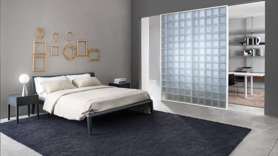 Стена из стеклоблоков в спальне