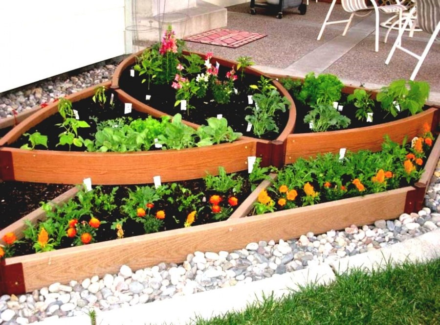 Оригинальные клумбы на даче