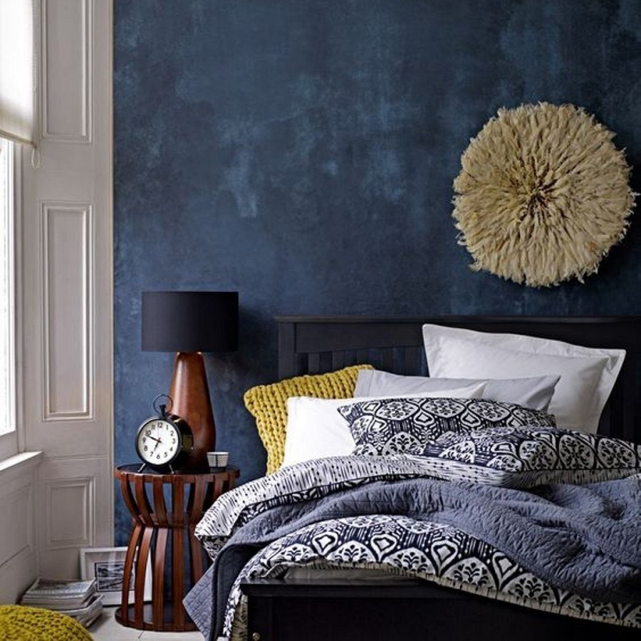 Синие стены в спальне