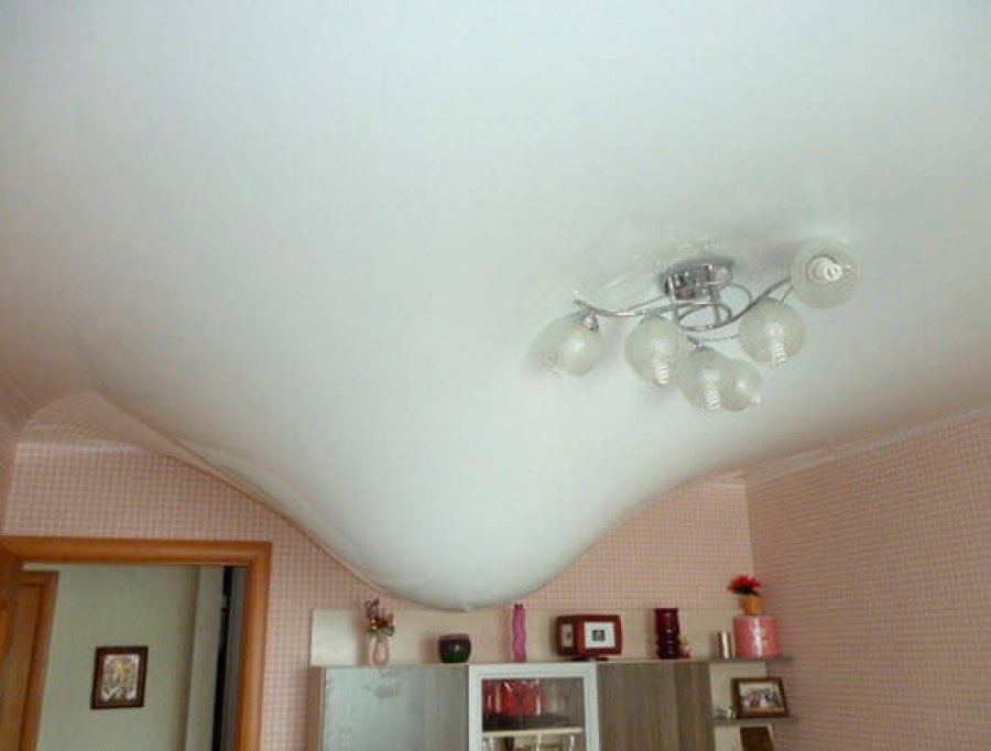 Натяжной потолок протечка