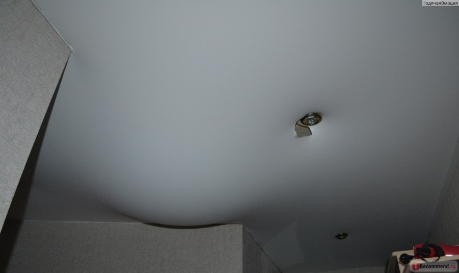 Порванный натяжной потолок