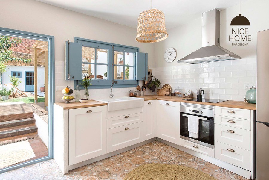 Белая глянцевая кухня с деревянной столешницей икеа