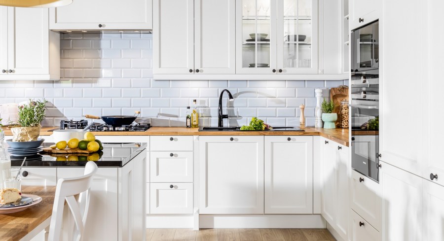 Кухня Будбин икеа белая с деревянной столешницей