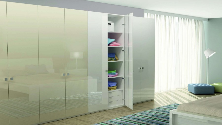 Шкаф в спальню с распашными дверями