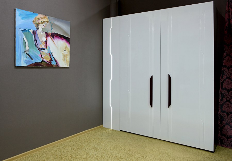 Шкаф с акриловыми фасадами