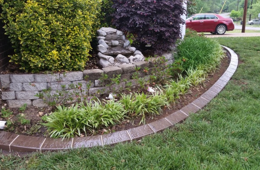 Цветник из черепицы