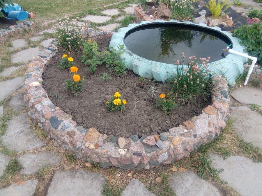 Бордюр из кирпича для клумбы