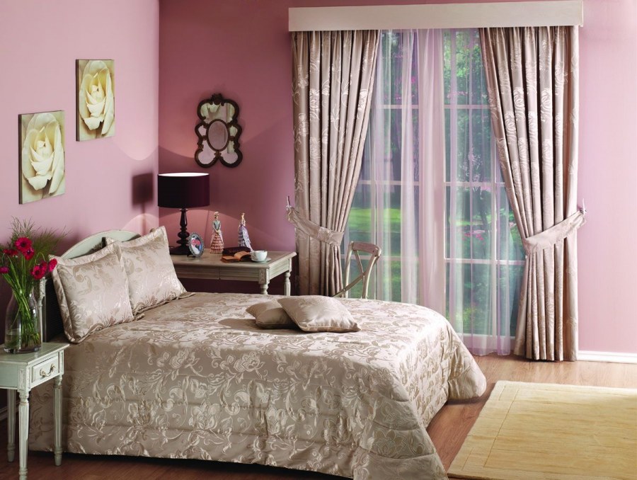 Шторы в спальню пудрового цвета