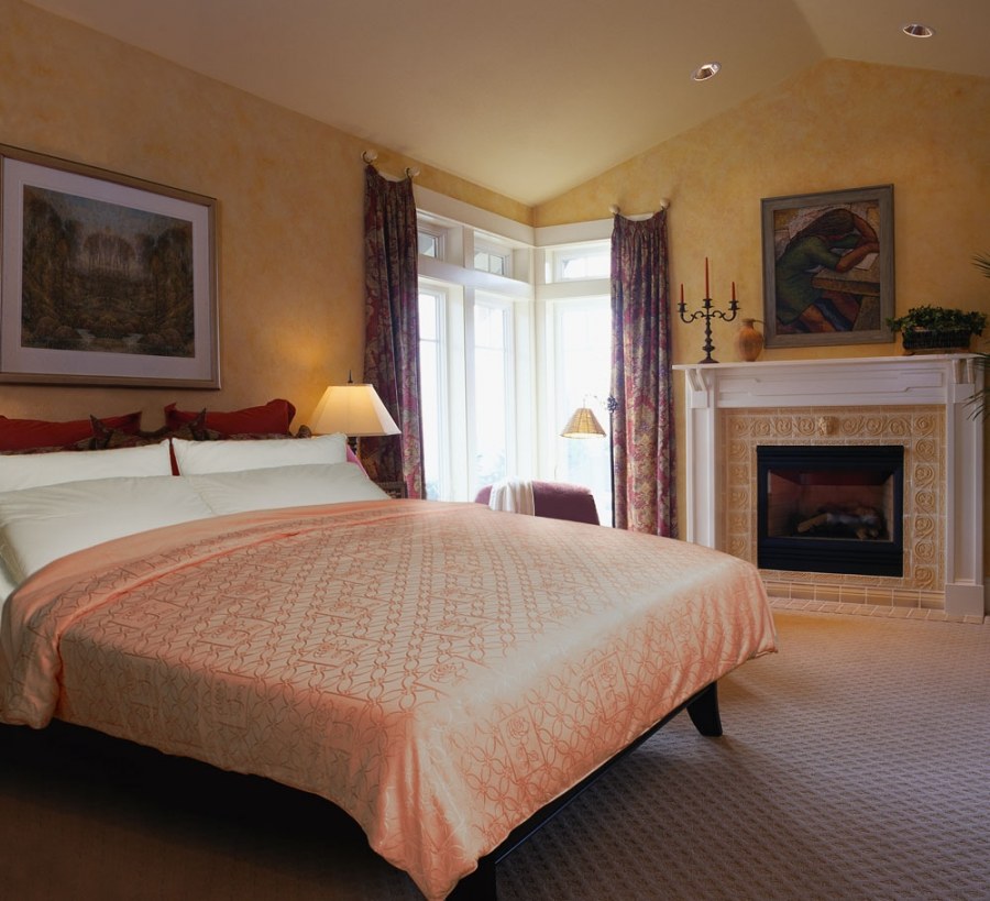 Персиковый цвет в интерьере спальни