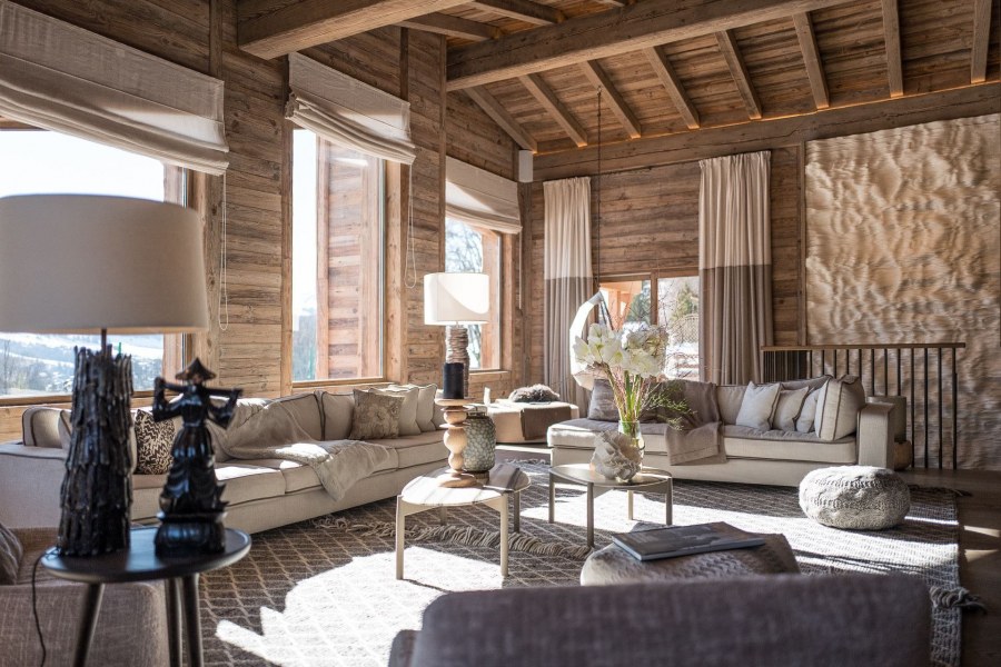 Угловой камин в стиле Шале