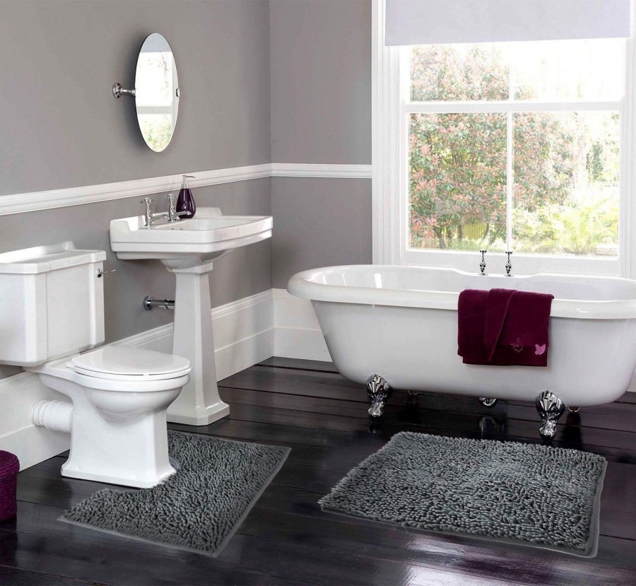 Белая сантехника в ванной комнате