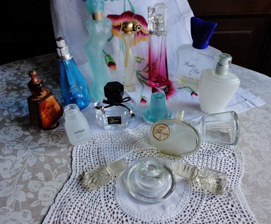 Винтажные флакончики на туалетном столике