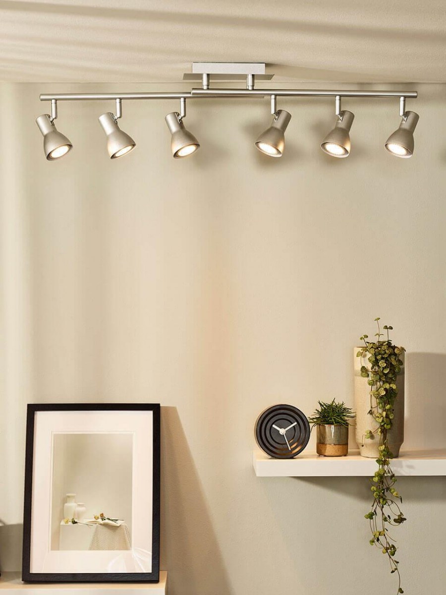 Трековые светильники на стене