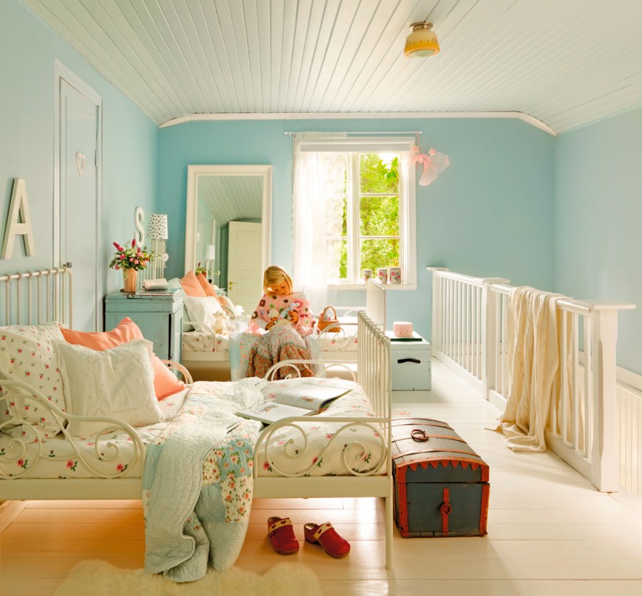 Деревянный потолок в детской комнате