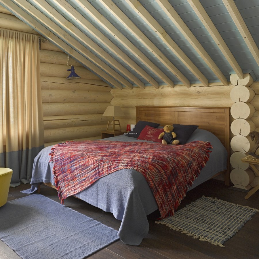 Спальня на мансарде в деревянном доме